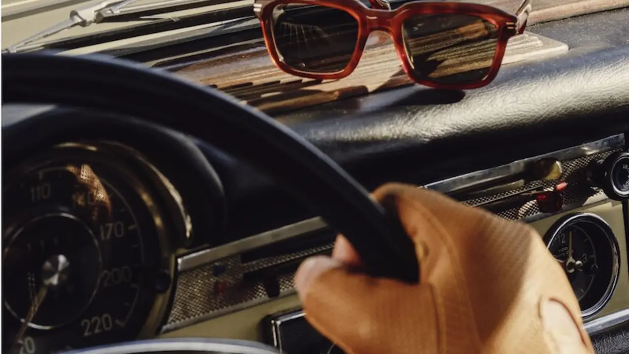¿Llevas gafas de sol en el coche? Te pueden llegar a multar con 200 euros por esto