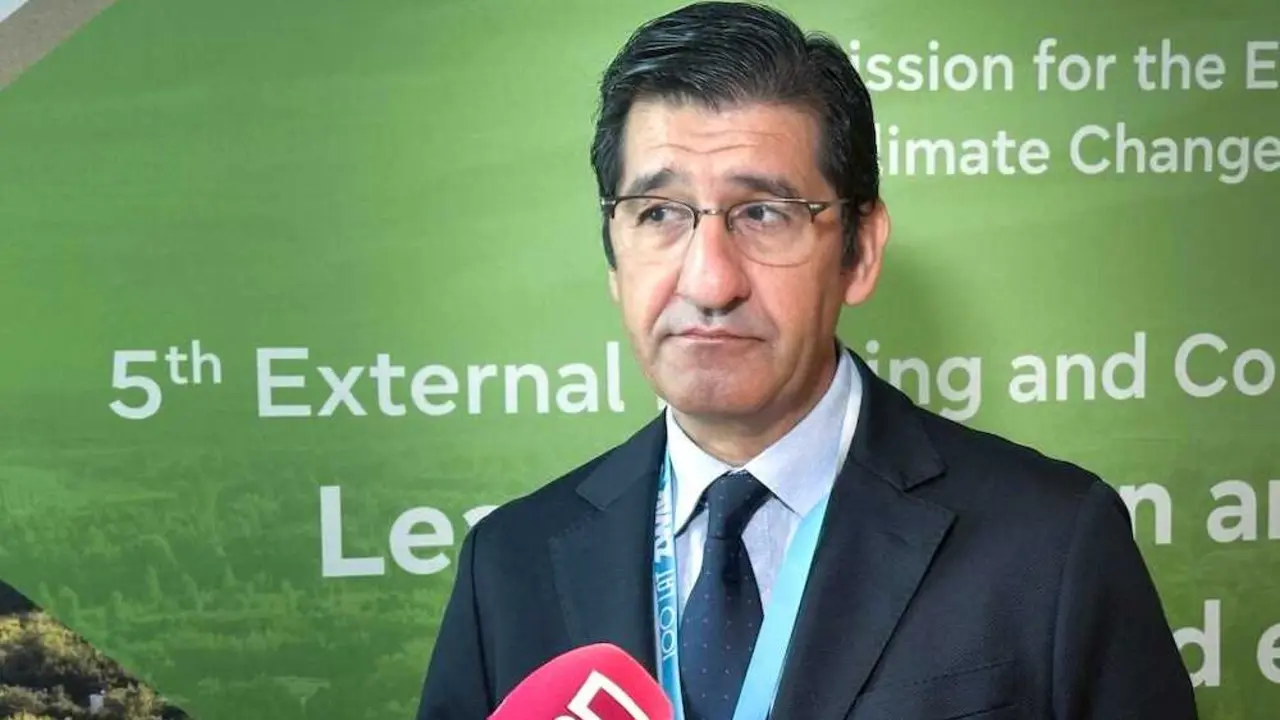 El vicepresidente segundo del Gobierno de Castilla-La Mancha, José Manuel Caballero, atendiendo a los medios de comunicación