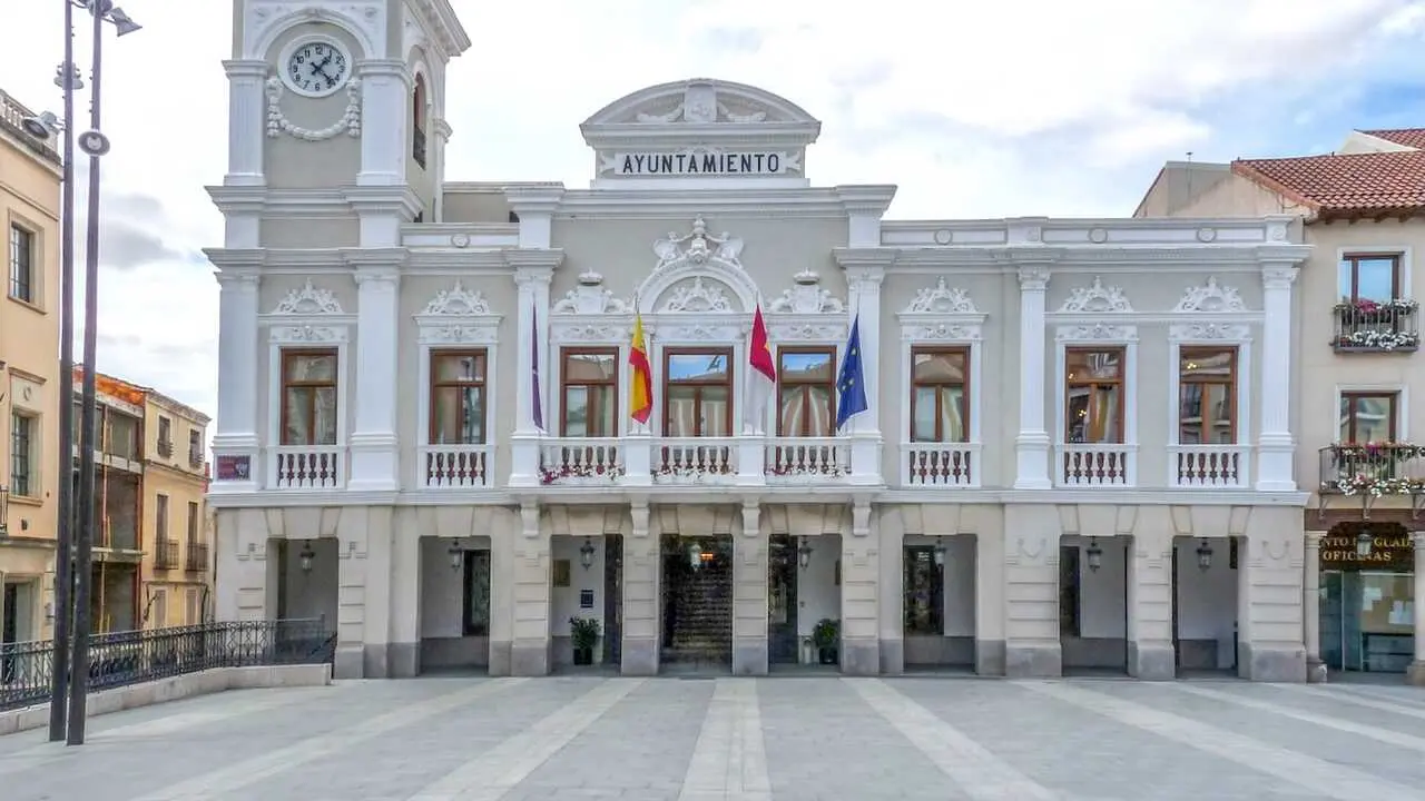En la imagen de archivo el Ayuntamiento de Guadalajara