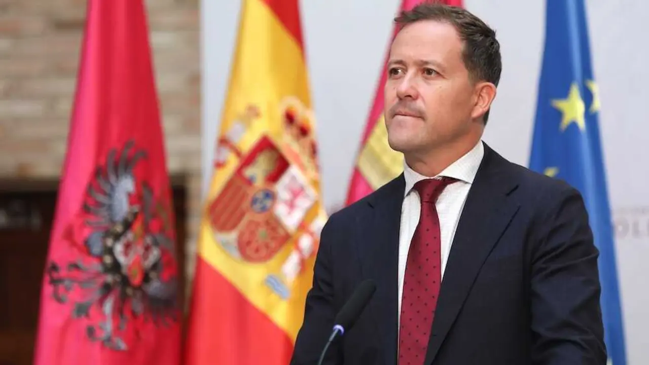 El alcalde de Toledo, Carlos Velázquez, durante la rueda de prensa que ha ofrecido este viernes en el Consistorio
