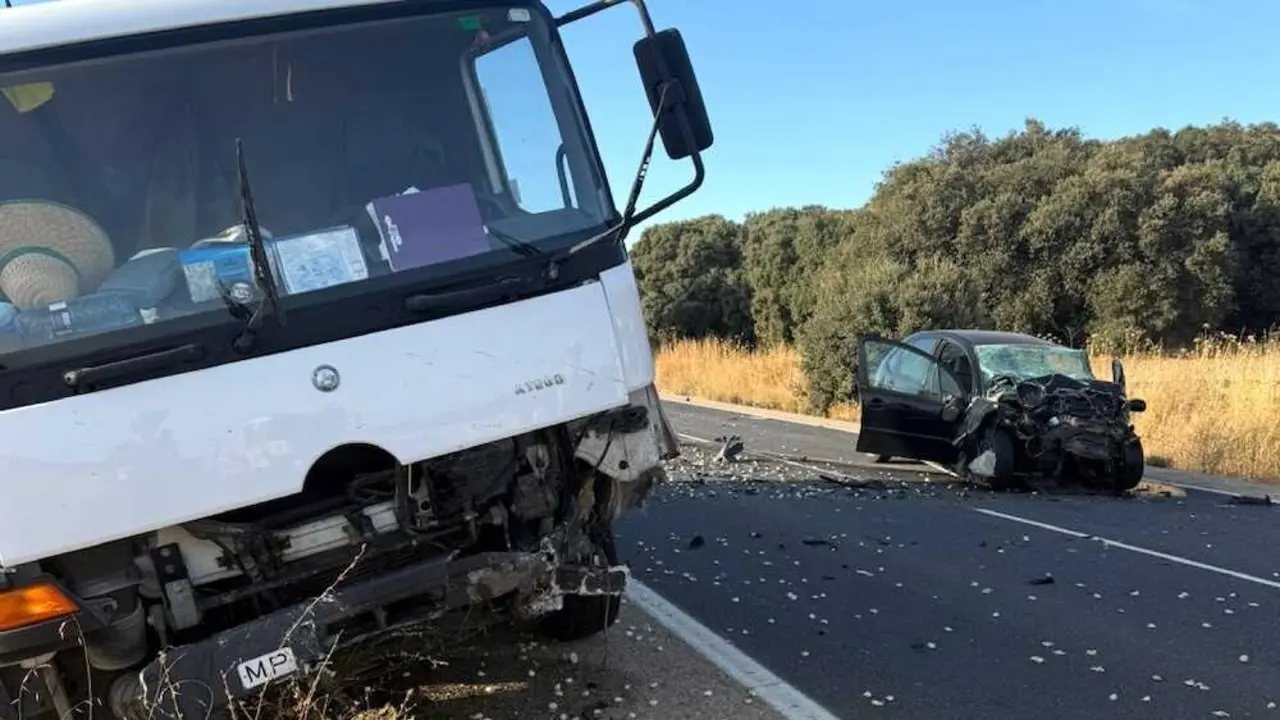 Un fallecido y una herida en una colisión entre un coche y un camión en Saelices (Cuenca)