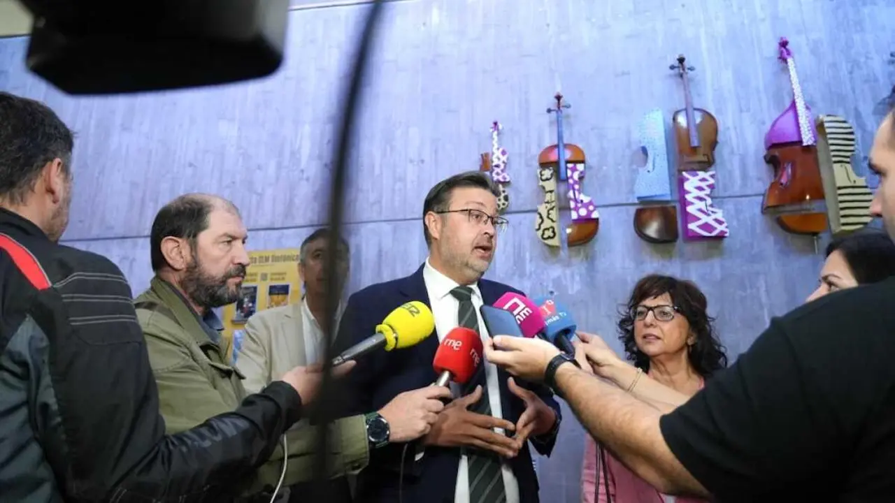 El consejero de Educación, Cultura y Deportes de Castilla-La Mancha, Amador Pastor, atendiendo a los medios este viernes en Ciudad Real
