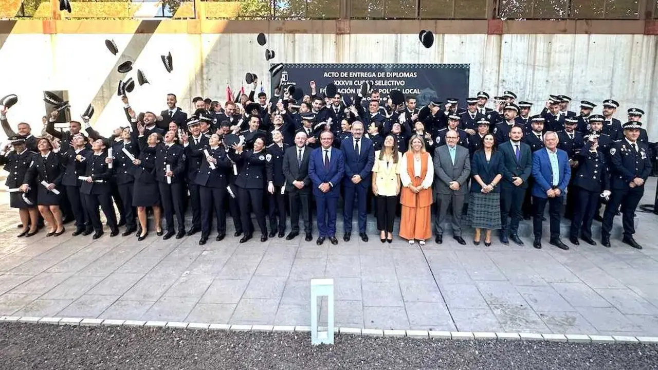 El consejero de Hacienda, Administraciones Públicas y Transformación Digital, Juan Alfonso Ruiz Molina, ha presidido el acto de graduación del alumnado que ha superado la segunda edición del XXXVII Curso Selectivo de Formación Inicial de Policía Local