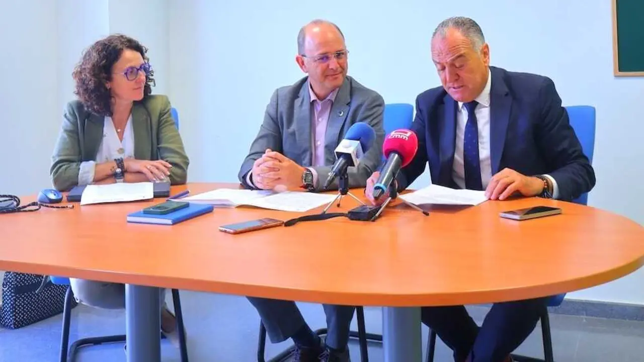El gerente del Área Integrada de Cuenca, José Antonio Ballesteros, junto con el alcalde de Tarancón, José Manuel López Carrizo