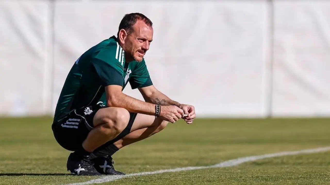 El entrenador del Albacete Balompié, Alberto González, este viernes durante el entrenamiento del club blanco