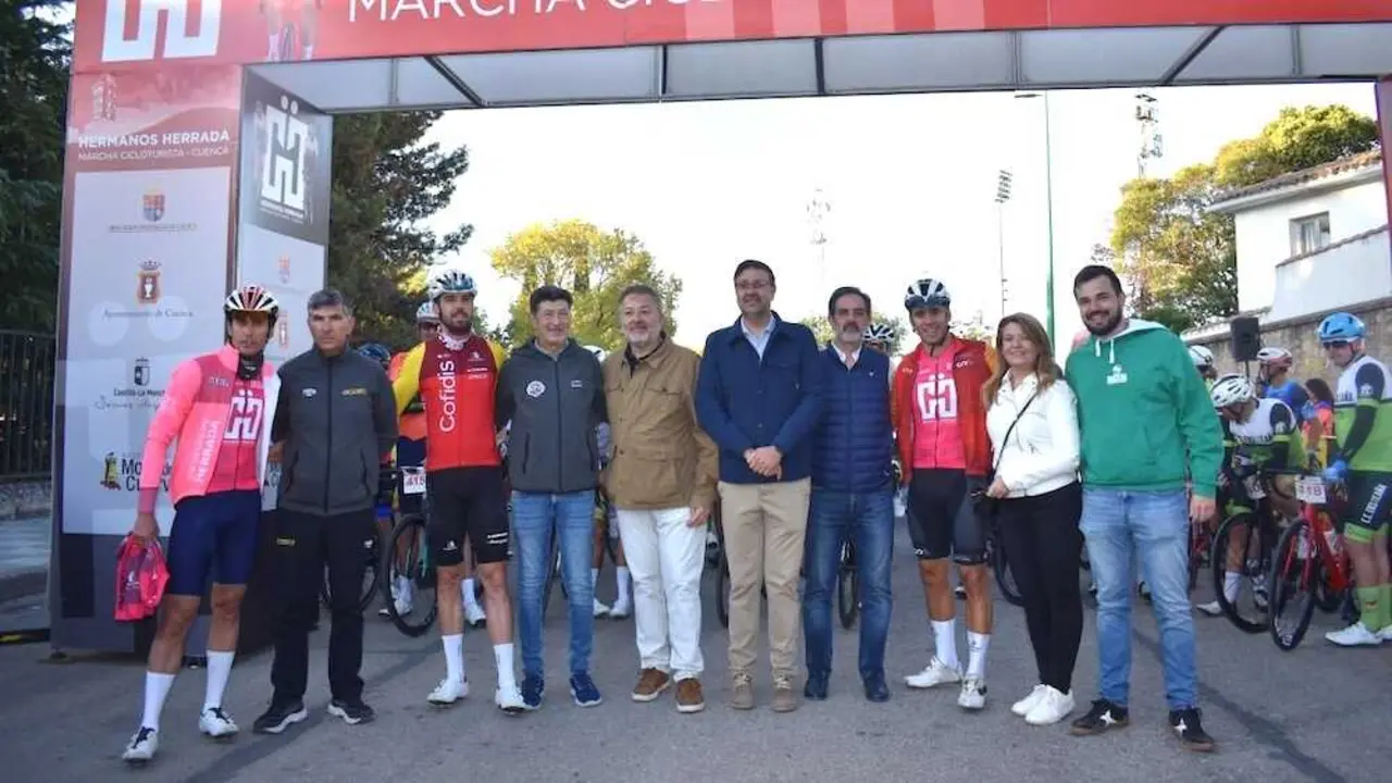 El consejero de Educación, Cultura y Deportes, Amador Pastor, ha acudido a la salida de la III Marcha Cicloturista Hermano Herrada que ha recorrido 120 kilómetros de la provincia de Cuenca y que ha tenido su inicio en la capital conquense