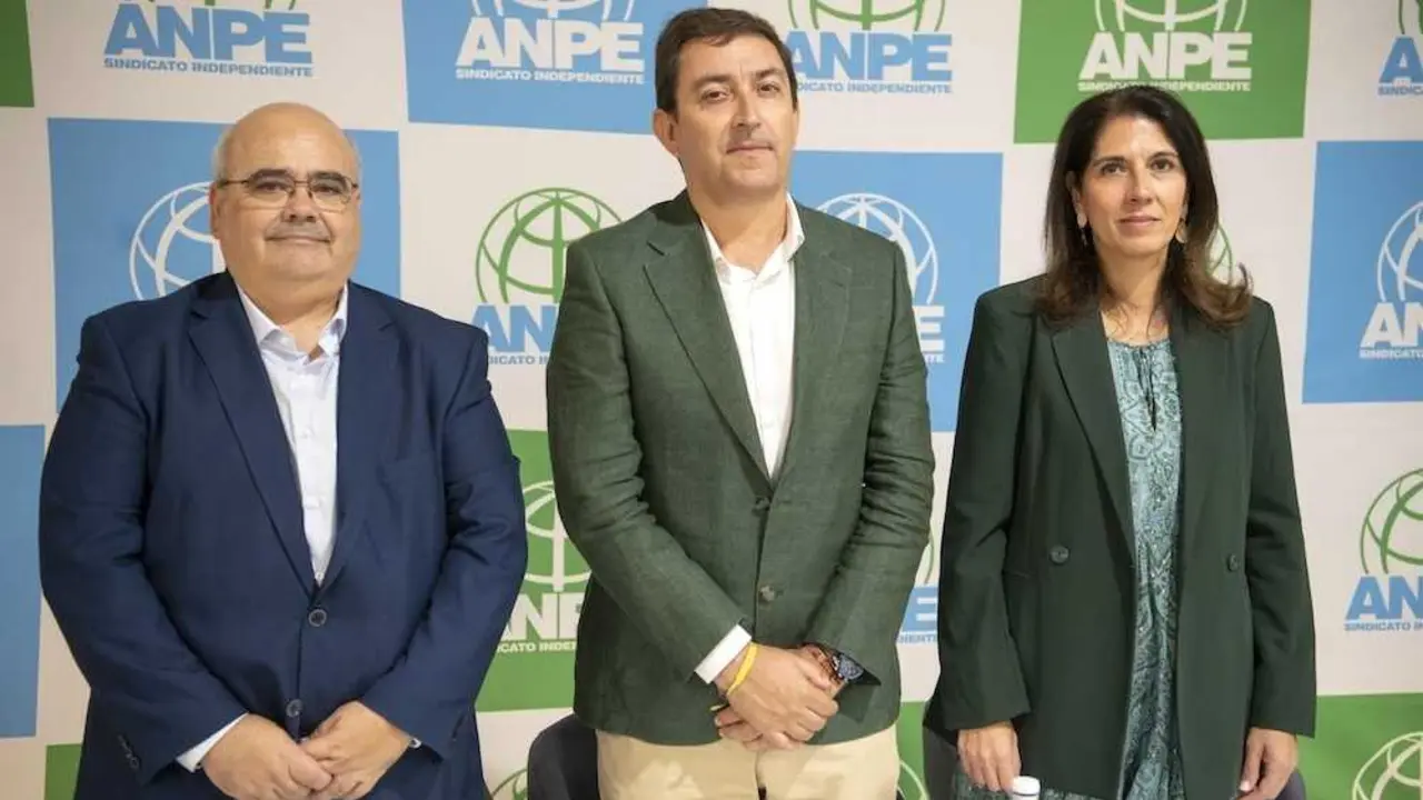 Juan Carlos Salcedo, vicepresidente de ANPE Ciudad Real, Francisco Venzalá, presidente nacional, y Mónica Sánchez de la Nieta, presidenta de ANPE Ciudad Real - EP/Eusebio García del Castillo