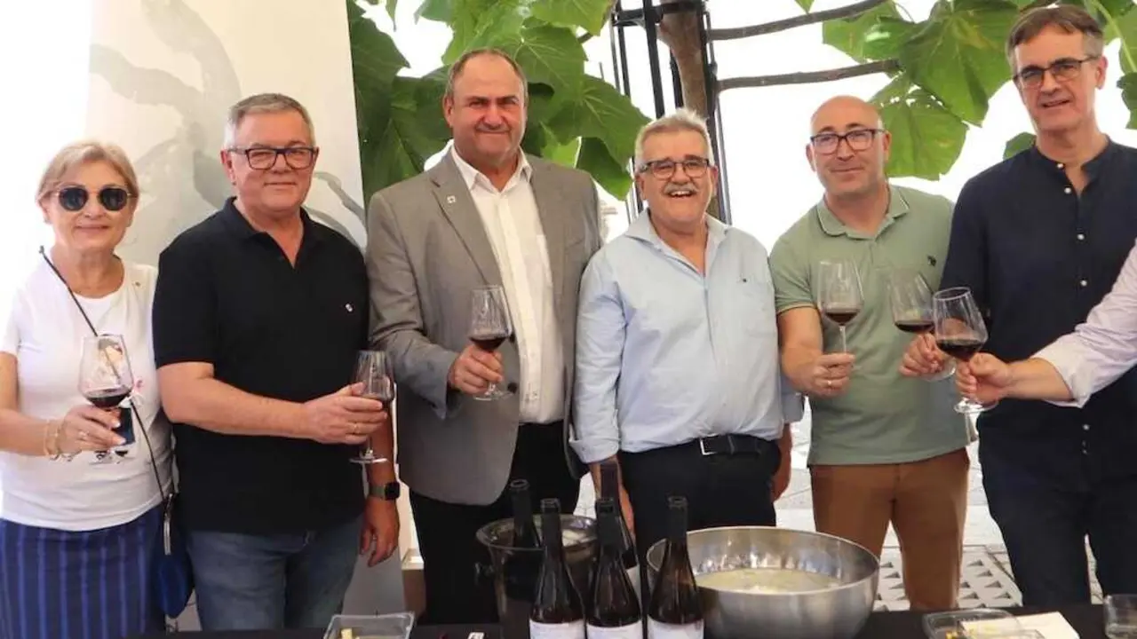 El consejero de Agricultura, Ganadería y Desarrollo Rural, Julián Martínez Lizán, ha asistido este sábado a la Feria de Vinos de Hellín (Albacete)