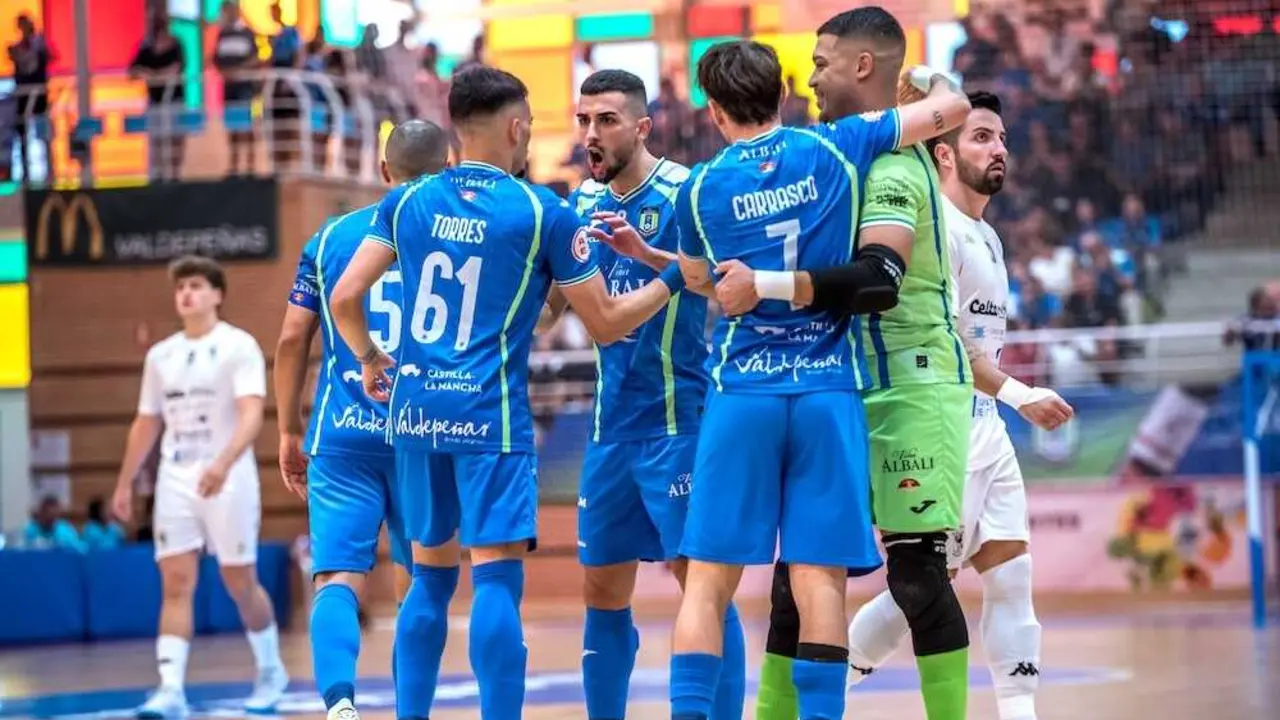 El Viña Albali Valdepeñas golea y brilla en casa ante el O Parrulo Ferrol (7-1)