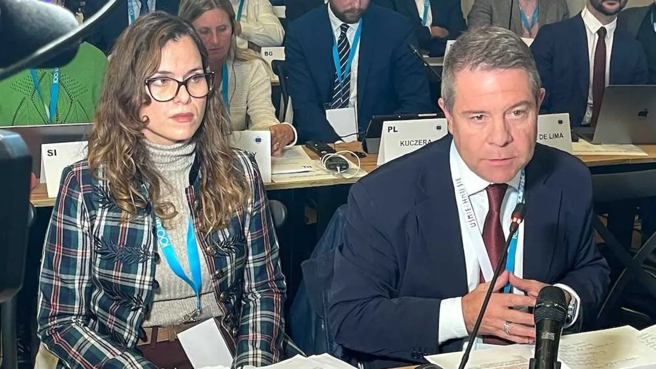 La directora general de Asuntos Europeos, Nazareth Rodrigo, junto al presidente de Castilla-La Mancha, Emiliano García-Page, este semana en la 5ª reunión de la Comisión ENVE del Comité Europeo de las Regiones