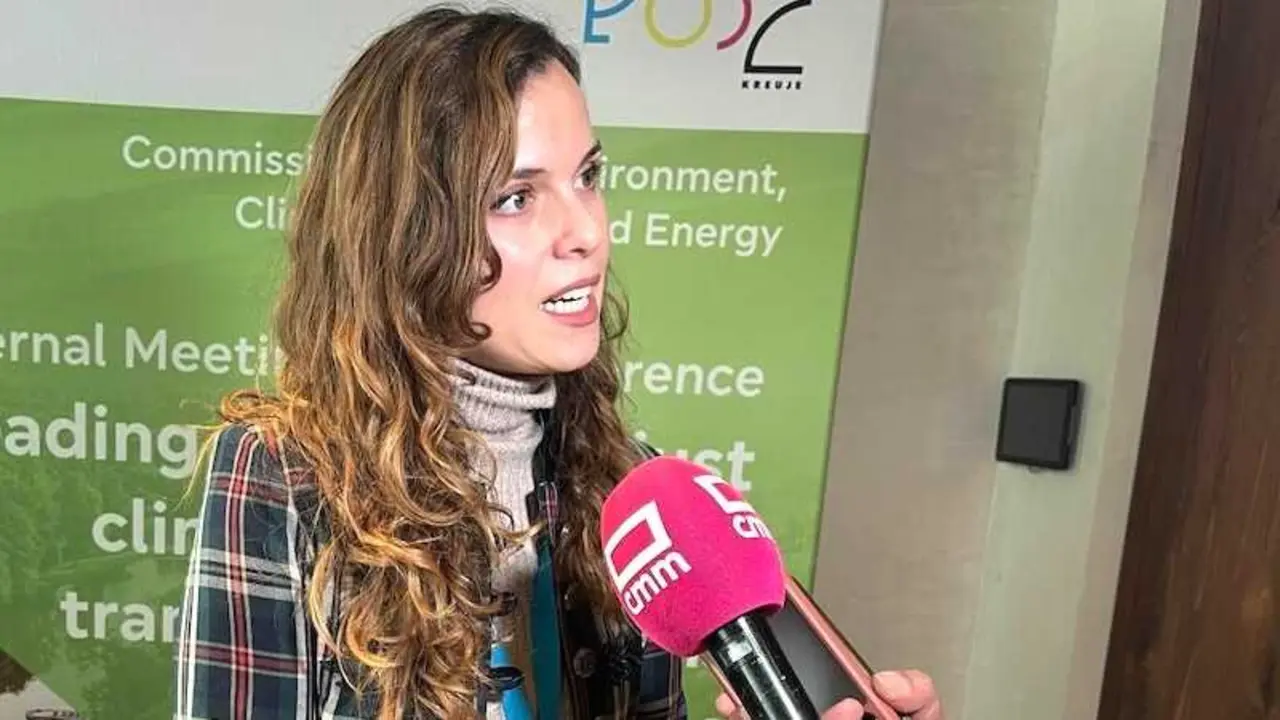 La directora general de Asuntos Europeos del Gobierno de Castilla-La Mancha, Nazareth Rodrigo, atendiendo a los medios de comunicación