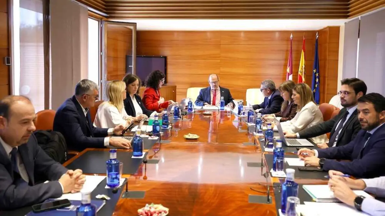 En la imagen un instante de la reunión de la Junta de Portavoces y Mesa de las Cortes de Castilla-La Mancha celebrada este lunes