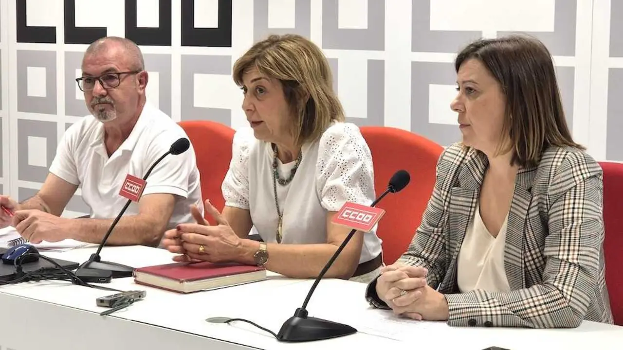 Carmen Juste, secretaria general de la FSC de CCOO C-LM, junto con Carmen Trujillo, responsable del Sector Carretera y Logística en FSC CCOO C-LM, y Marcelino Fontana, delegado sindical del sector de transporte sanitario en Albacete