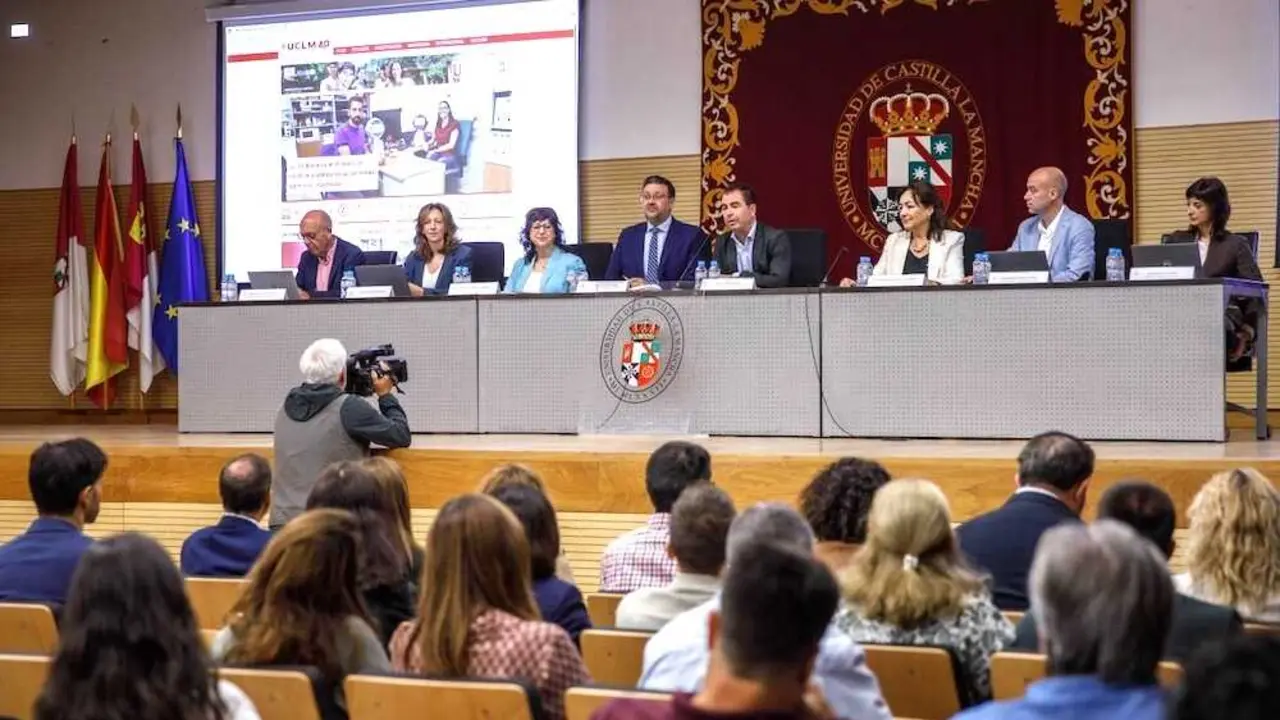 El consejero de Educación, Cultura y Deportes, Amador Pastor, mantiene una reunión con los directores y directoras de los centros educativos de la provincia de Toledo