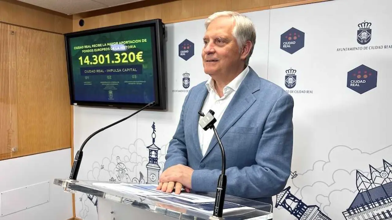 El alcalde de Ciudad Real, Francisco Cañizares, durante la rueda de prensa que ha ofrecido