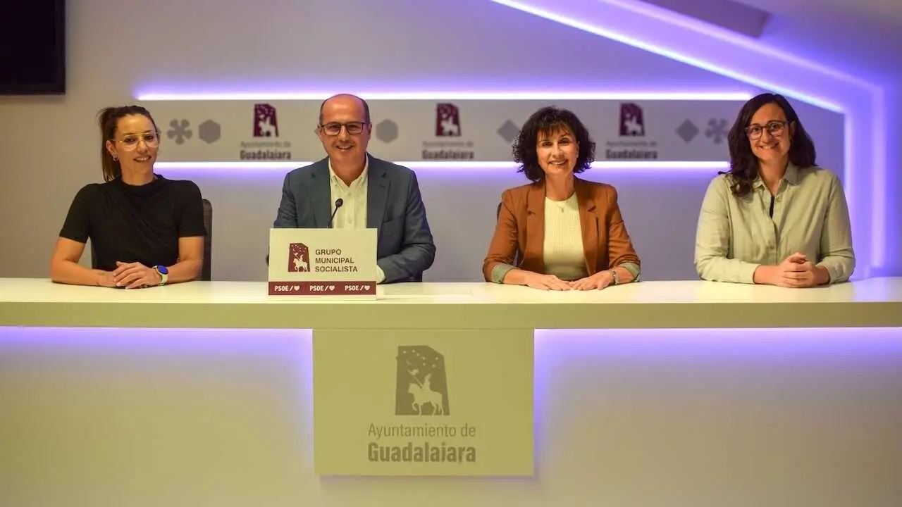 El exalcalde de Guadalajara y actual concejal por el PSOE, Alberto Rojo, acompañado de ediles socialistas en rueda de prensa en el Consistorio