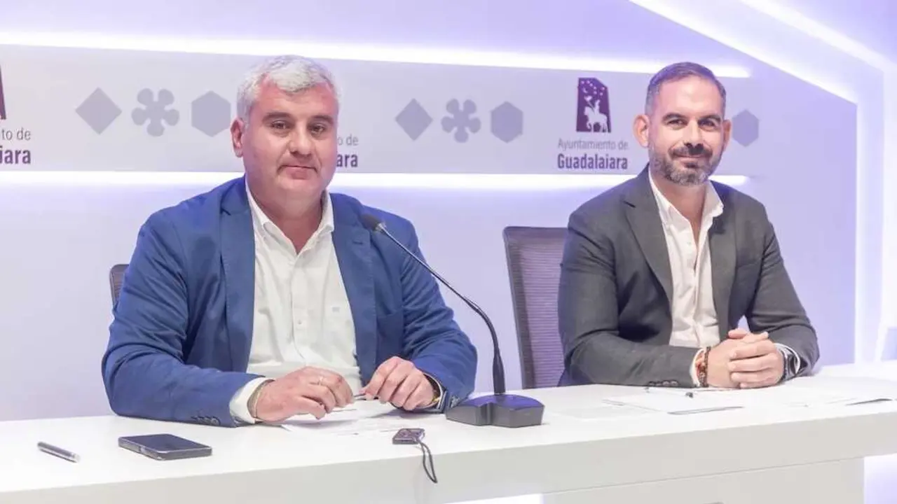 El concejal de Urbanismo, Alfonso Esteban, y el concejal de Infraestructuras, Santiago López Pomeda, en rueda de prensa