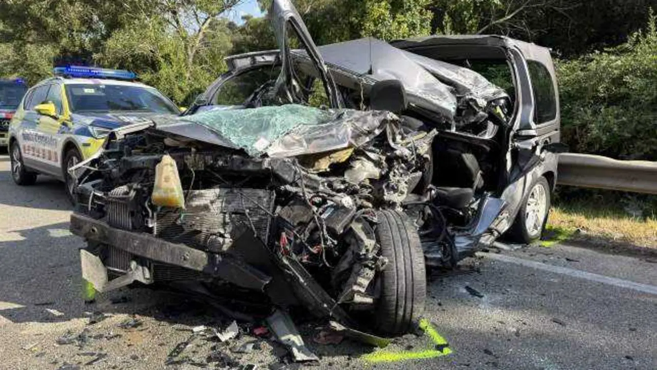 Al menos una mujer muerta y varios heridos en un choque de un coche y un camión, accidente de tráfico, colisión