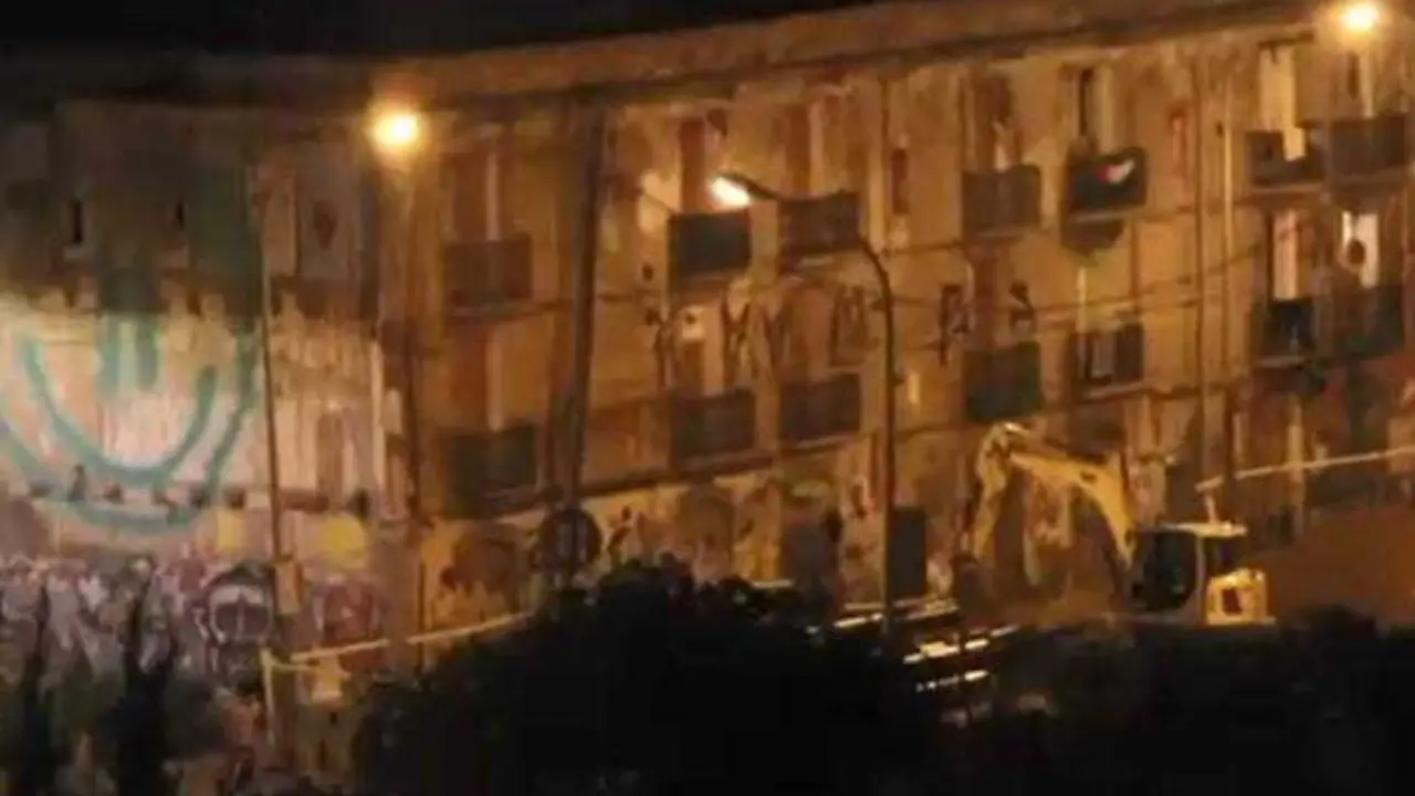 VIDEO. Batalla campal entre ocupas: a pedradas y acaban tirando a uno por el balcón