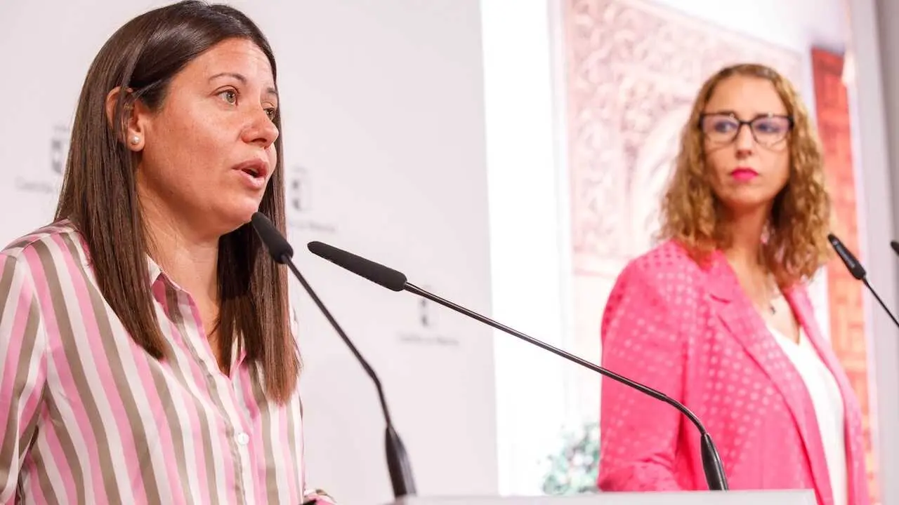 La consejera de Bienestar Social de Castilla-La Mancha, Bárbara García Torijano, junto a la consejera de Igualdad, Sara Simón, durante la rueda de prensa tras la reunión del Consejo de Gobierno