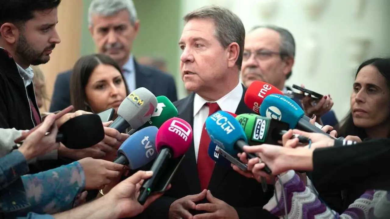 El presidente de Castilla-La Mancha, Emiliano García-Page, atendiendo a los medios de comunicación este martes en Toledo
