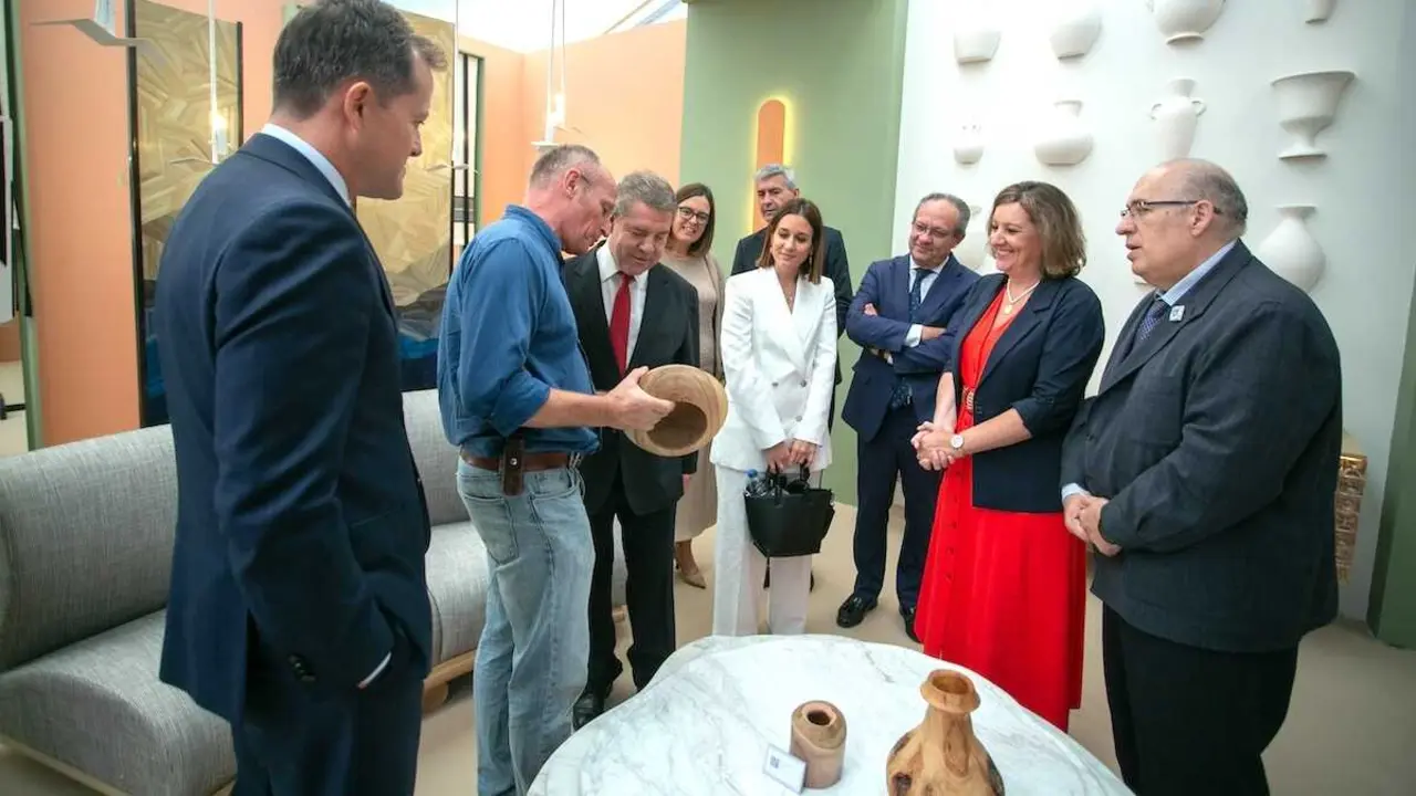 El presidente de Castilla-La Mancha, Emiliano García-Page, ha inaugurado en el Paseo de Recaredo de la ciudad de Toledo la edición XLIV de la Feria de Artesanía de Castilla-La Mancha (Farcama)