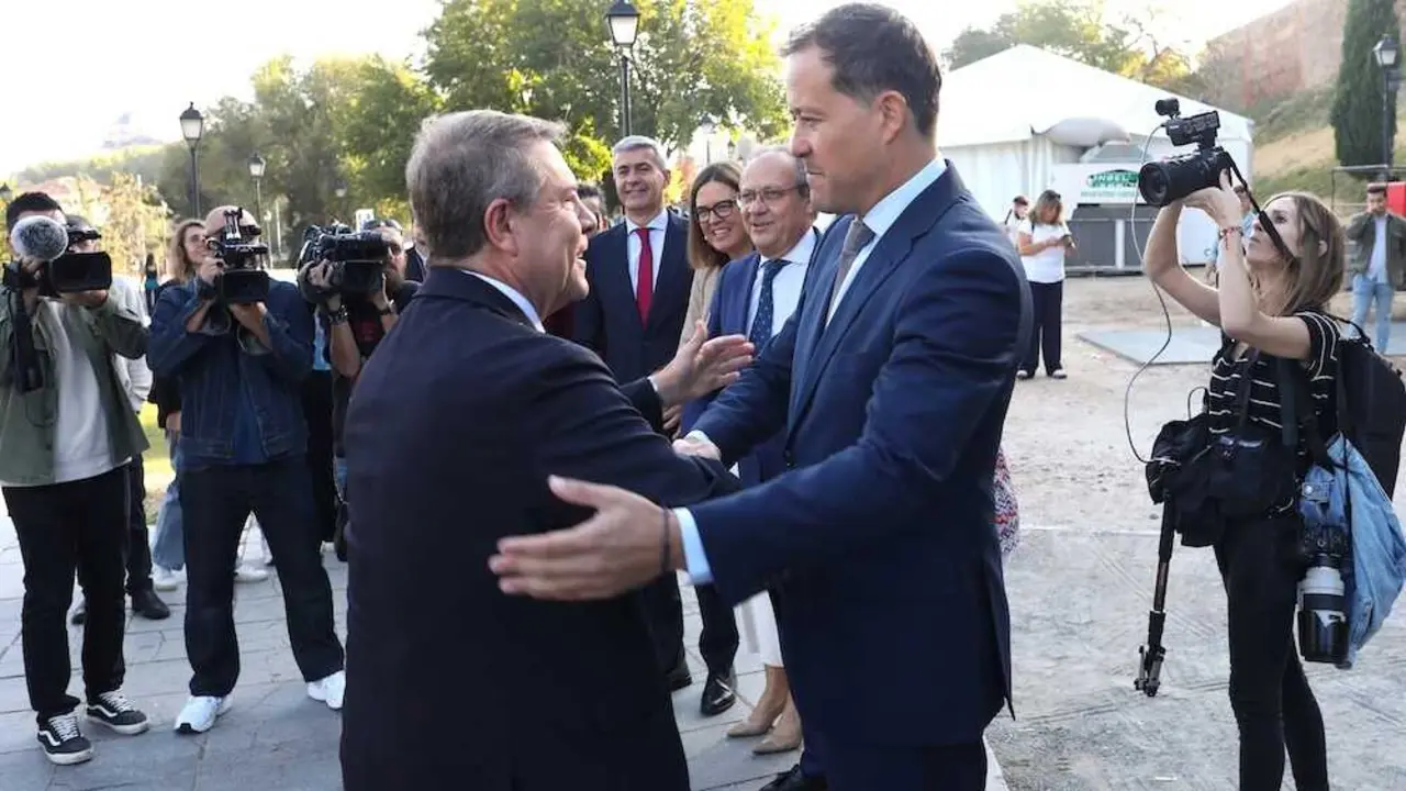 El presidente de Castilla-La Mancha, Emiliano García-Page, se saluda con el alcalde de Toledo, Carlos Velázquez, este martes durante la inauguración de Farcama