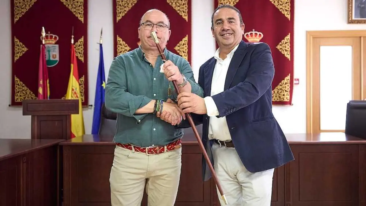El Ayuntamiento de Pepino (Toledo) tiene desde este martes un nuevo alcalde, el concejal no adscrito José Ignacio Díaz (i), tras la moción de censura que han apoyado los ediles de PSOE, Vox y otros concejales no adscritos, contra el hasta hoy regidor del PP, Inocencio Gil Resino (d) - EFE/Manu Reino