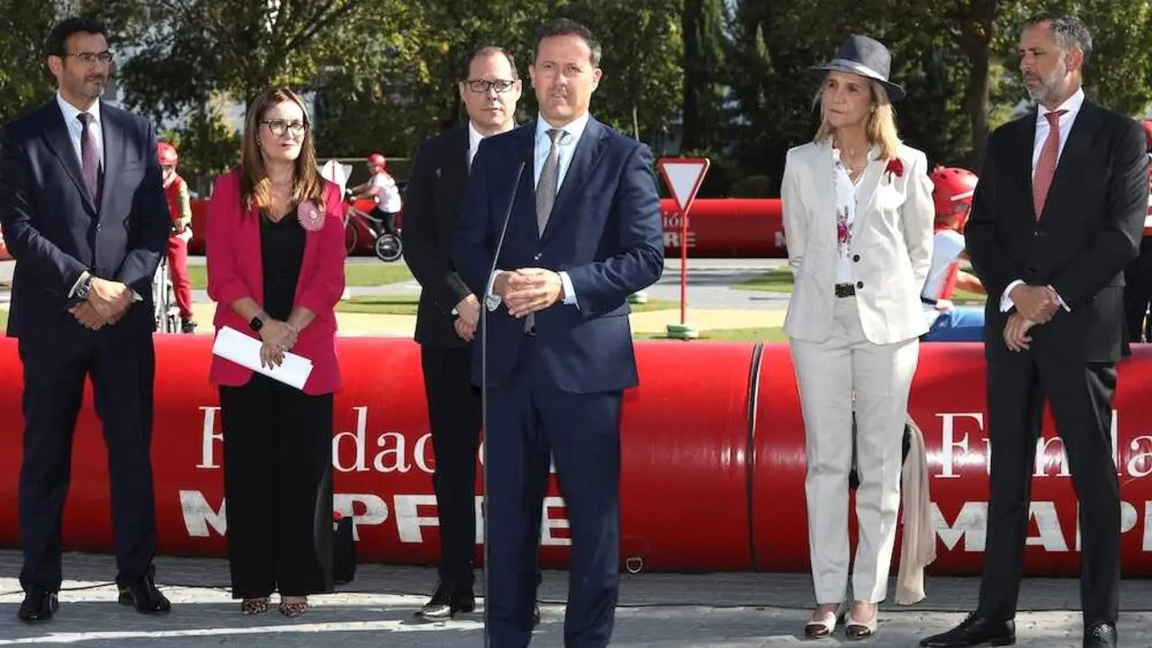El alcalde de Toledo, Carlos Velázquez, durante su intervención en la Jornada de Movilidad Segura de la Fundación Mapfre que ha acogido la ciudad