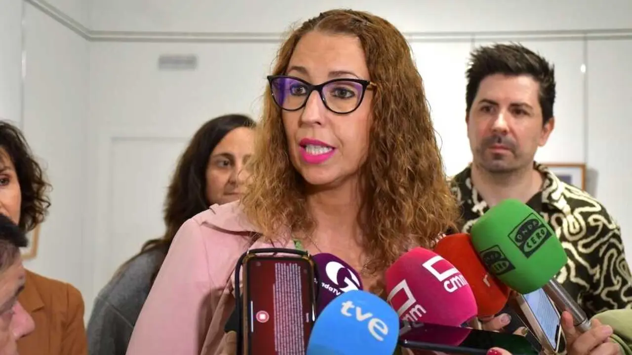 La consejera de Igualdad de Castilla-La Mancha, Sara Simón, atendiendo a los medios de comunicación este miércoles en Guadalajara