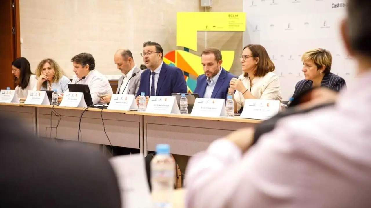 El consejero de Educación, Cultura y Deportes, Amador Pastor, asiste a la comisión de trabajo del Eje 3 del Pacto por la reactivación económica y el empleo 2021-2024 y Castilla-La Mancha Horizonte 2030