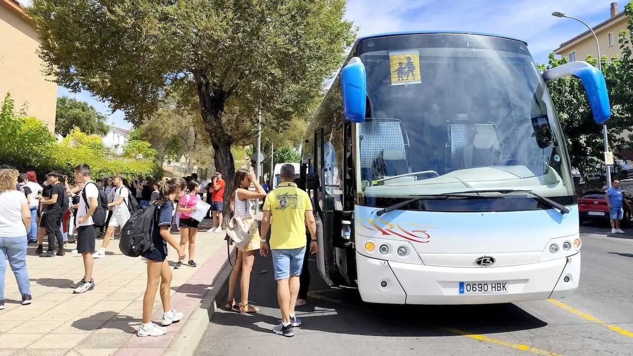 La CNMC investiga posibles repartos de contratos por empresas de transporte escolar en Castilla-La Mancha