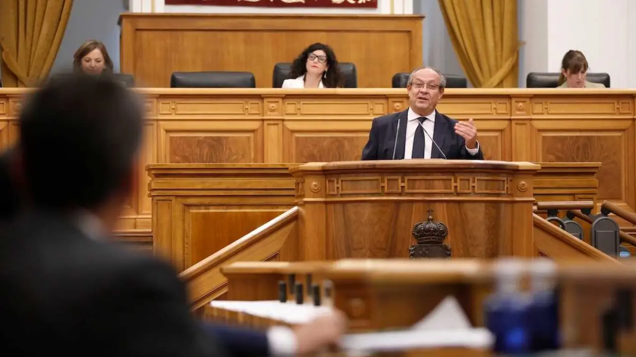 El consejero de Hacienda, Administraciones Públicas y Transformación Digital, Juan Alfonso Ruiz Molina, durante su intervención en el Pleno de las Cortes de Castilla-La Mancha