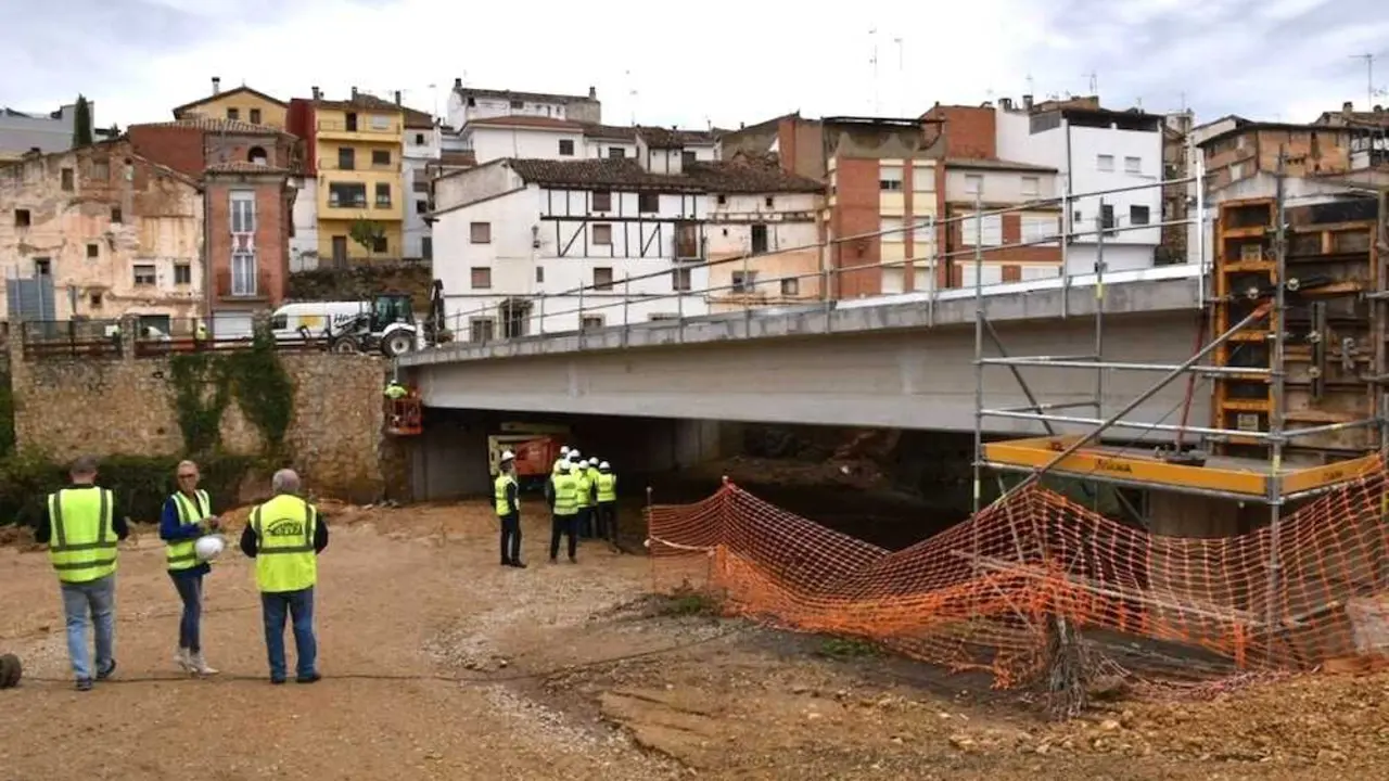 La restitución del puente de la CM-215 a su paso por Landete (Cuenca), en su recta final