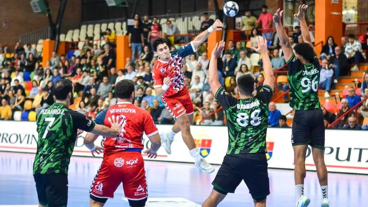 El Rebi Cuenca vence con autoridad al Horneo Eón Alicante pese a las bajas (32-27) - Fotografía: J.A. Lillo