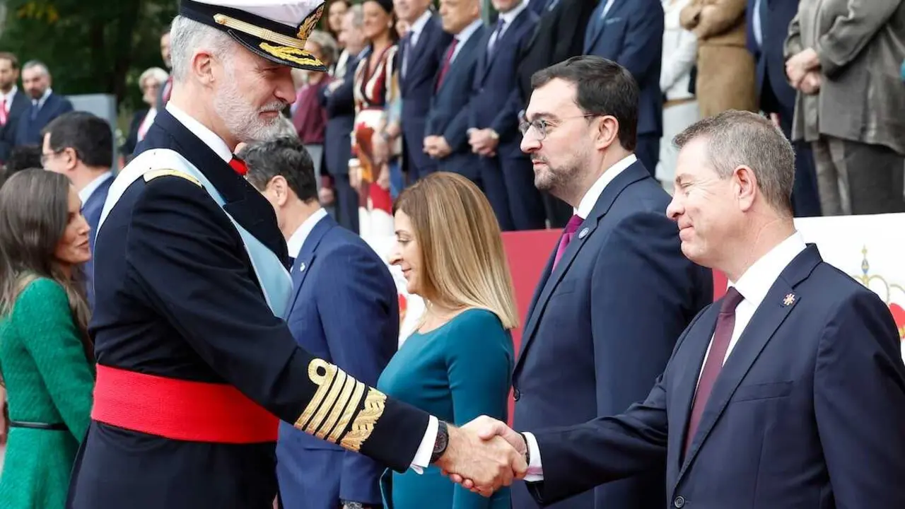 El rey Felipe VI (i) saluda al presidente de Castilla La-Mancha, Emiliano García-Page (d) durante el desfile de las Fuerzas Armadas con motivo de la Fiesta Nacional este domingo en Madrid - EFE/Chema Moya