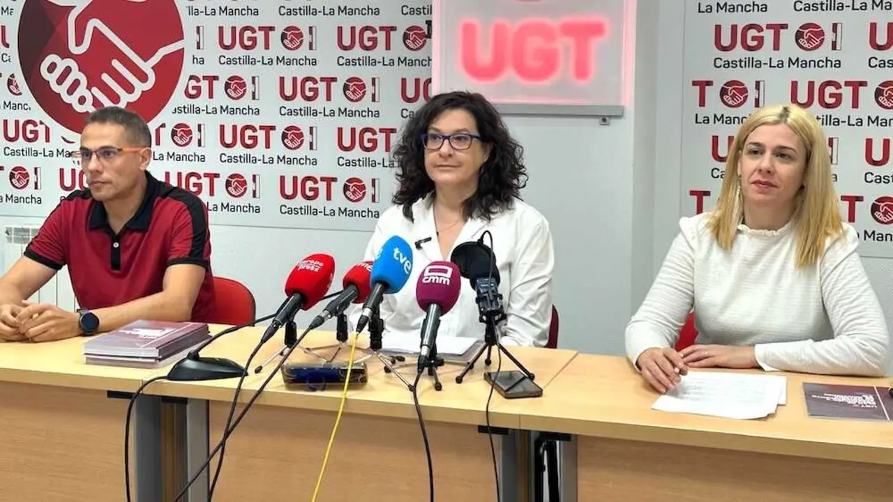 La secretaria general de UGT en Castilla-La Mancha, Lola Alcónez (c); la coordinadora regional de Prevención de Riesgos Laborales, Irene Ortega (d); y el experto en prevención de adicciones de la Secretaría Confederal de Salud Laboral del sindicato, Ramón Gil (i)