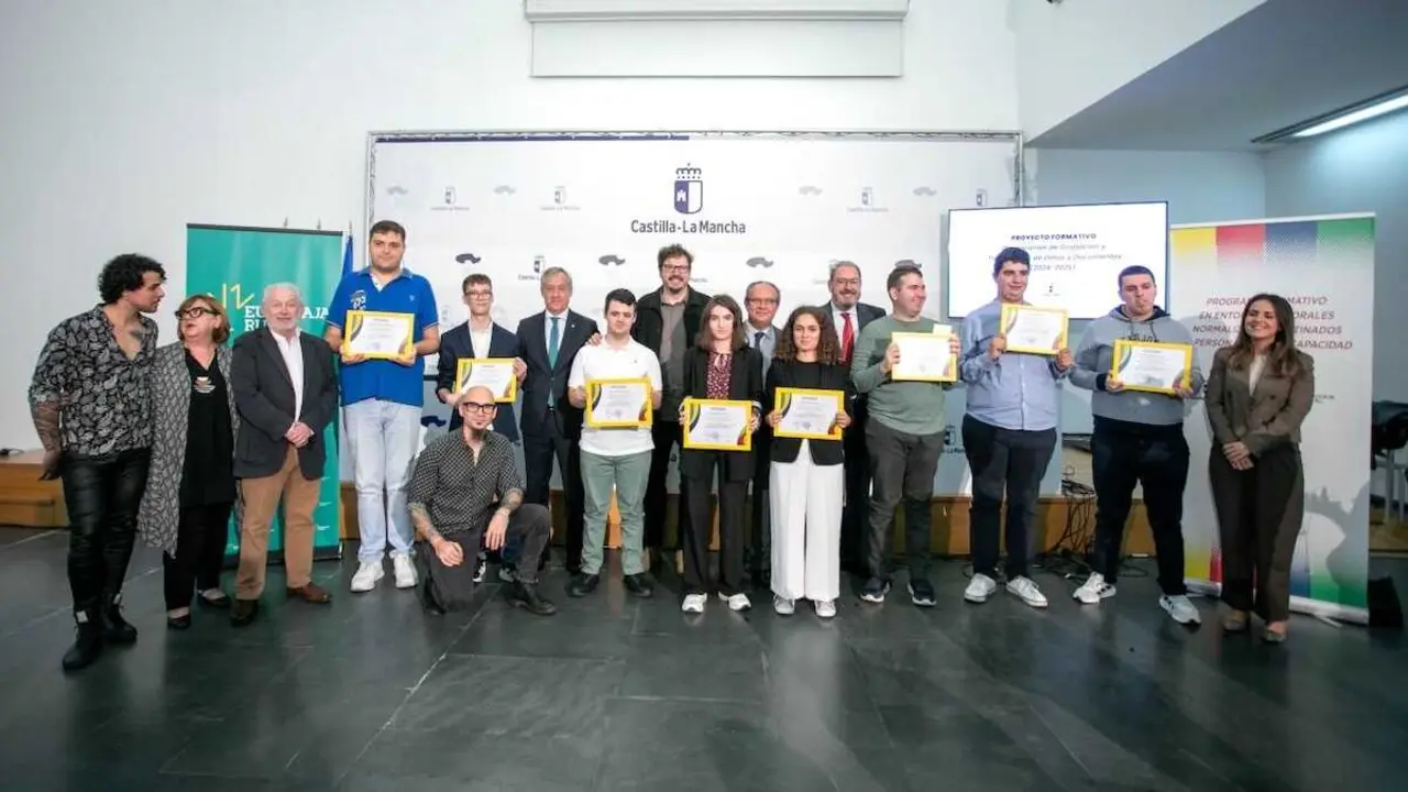 El consejero de Hacienda, Administraciones Públicas y Transformación Digital, Juan Alfonso Ruiz Molina, entrega los diplomas del curso de ‘Digitalización y gestión documental’ al alumnado de CECAP que ha superado esta actividad formativa, en el Archivo Regional