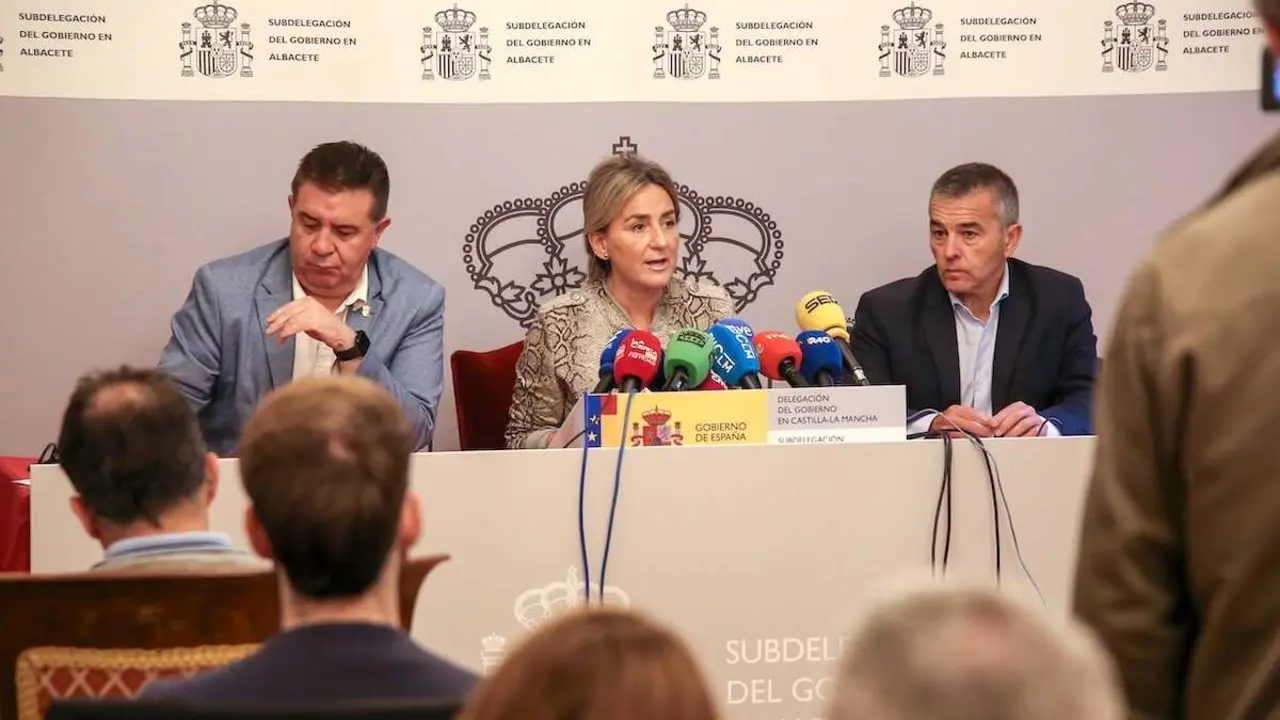 La delegada del Gobierno de España en Castilla-La Mancha, Milagros Tolón, durante la rueda de prensa que ha ofrecido acompañada del presidente de la Diputación y del subdelegado del Gobierno
