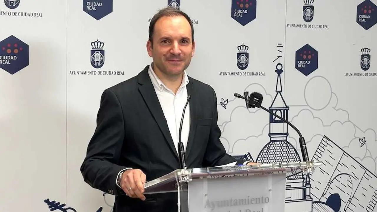 El portavoz del equipo de Gobierno del Ayuntamiento de Ciudad Real, Guillermo Arroyo, durante la rueda de prensa que ha ofrecido