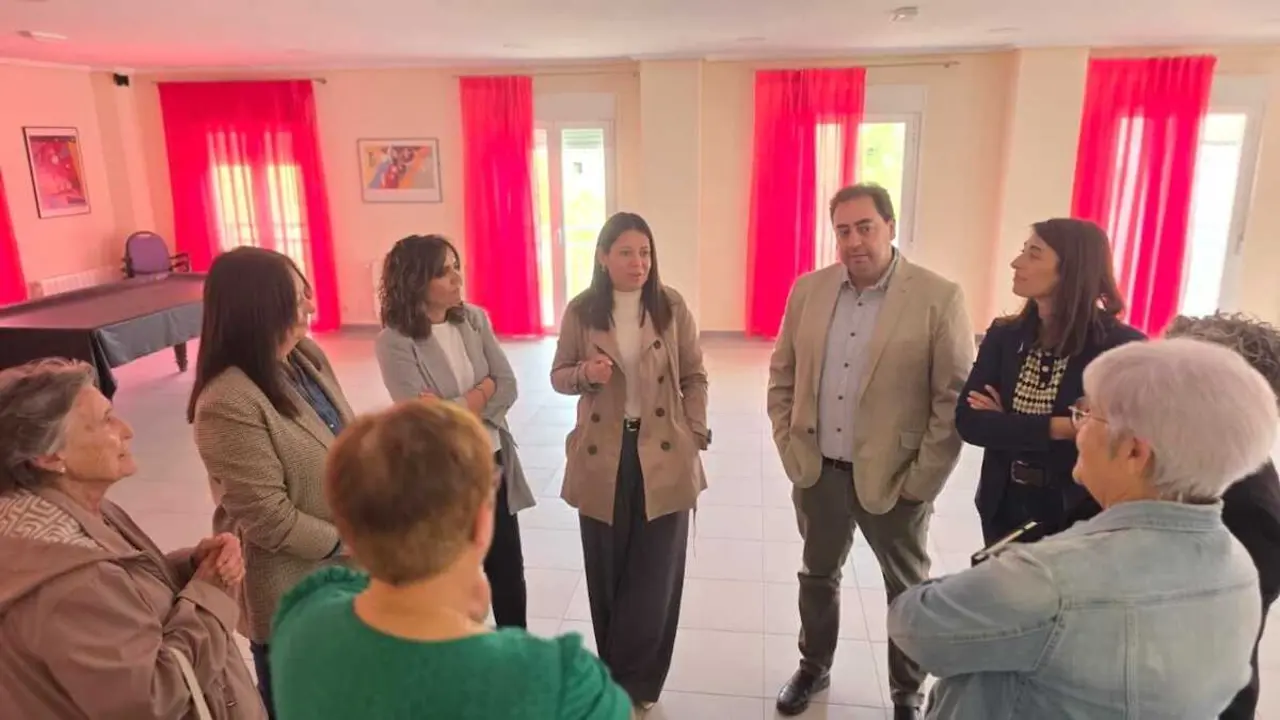 La consejera de Bienestar Social de Castilla-La Mancha, Bárbara García Torijano, durante la visita que ha realizado al Centro de Mayores de Huete (Cuenca)