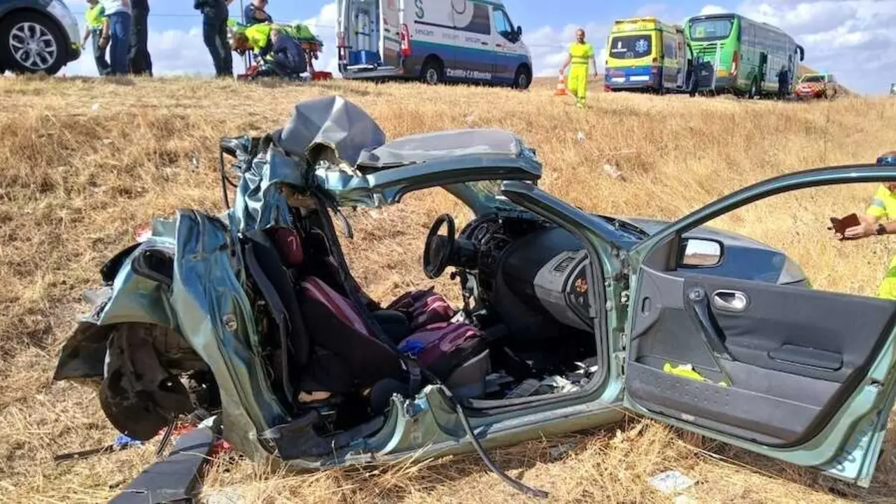 Dos heridos tras colisionar un turismo y un autobús con escolares en Camarena (Toledo)