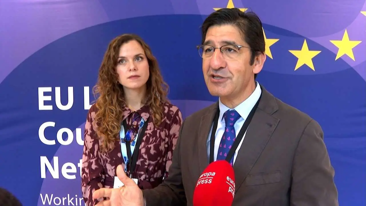 El vicepresidente segundo del Gobierno de Castilla-La Mancha, José Manuel Caballero, atendiendo a los medios de comunicación este martes en Bruselas