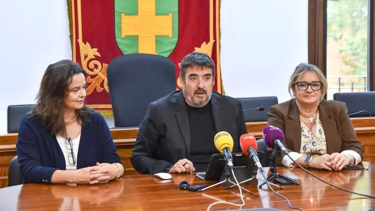 El alcalde de Marchamalo (Guadalajara), Rafael Esteban, durante la rueda de prensa que ha ofrecido en el Consistorio