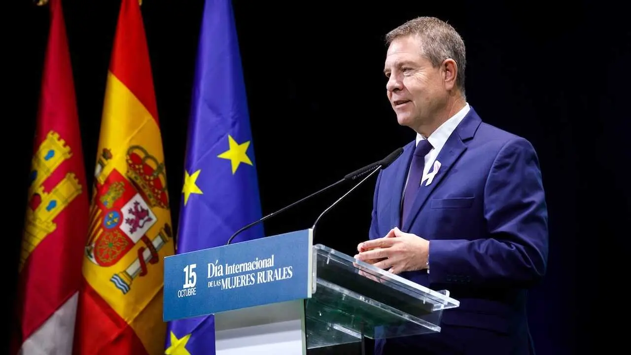 El presidente de Castilla-La Mancha, Emiliano García-Page, ha presidido el acto institucional con motivo del Día Internacional de las Mujeres Rurales que se ha celebrado en el teatro Municipal de Almagro (Ciudad Real)