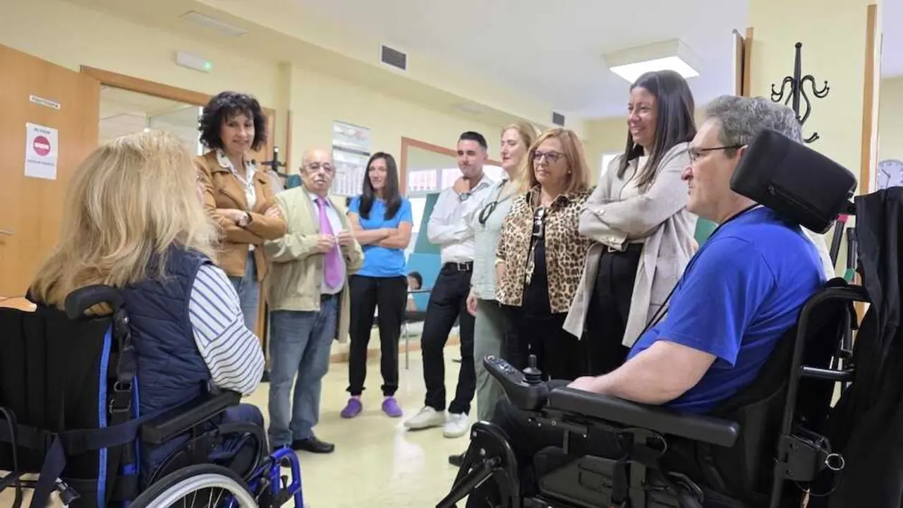 La consejera de Bienestar Social, Bárbara García Torijano, durante su visita a la sede de la Asociación de Esclerosis Múltiple de Guadalajara (Ademgu)