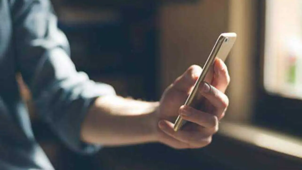 El mensaje que nunca debes contestar según la policía: así te roban los datos
