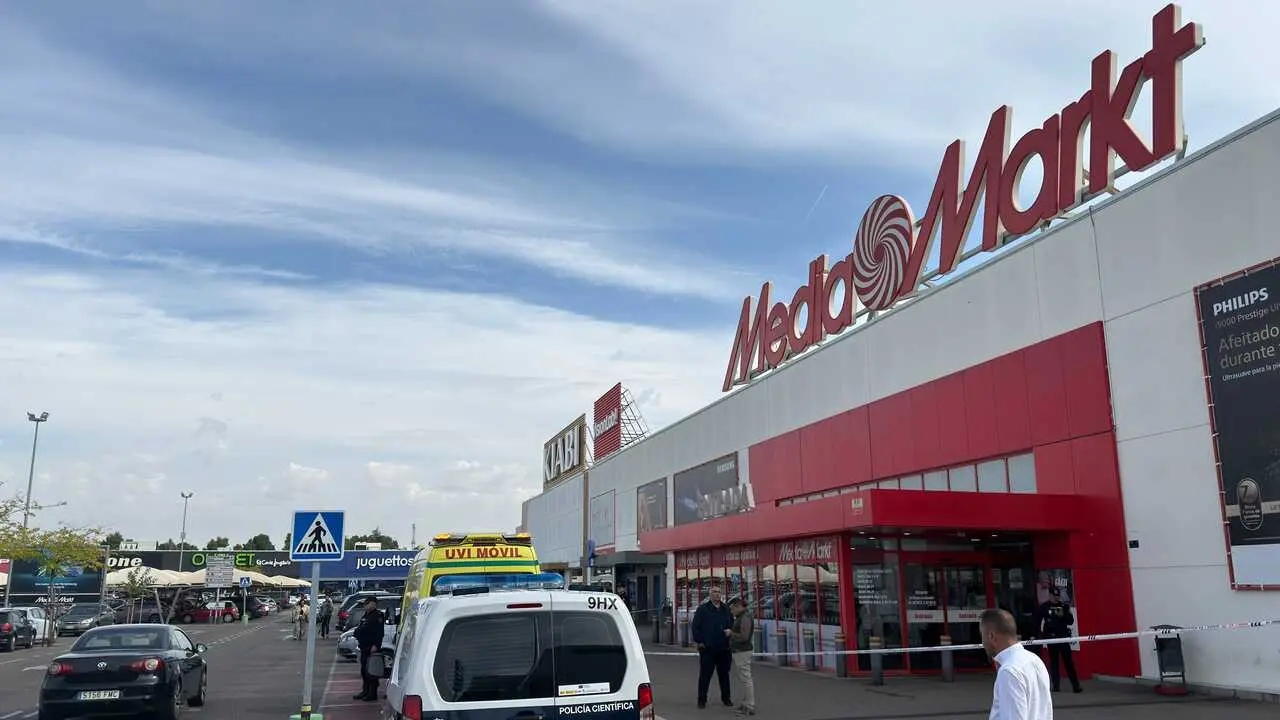Acordonado el MediaMarkt del Parque Comercial Abadia de Toledo - Fotografía: Cadena SER/Alejandro Martín Carrillo
