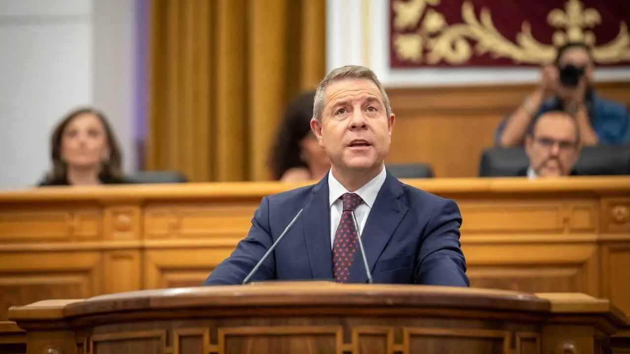 El presidente de Castilla-La Mancha, Emiliano García-Page, durante su intervención en la primera jornada del Debate del Estado de la Región que se celebra en el Parlamento este jueves y viernes