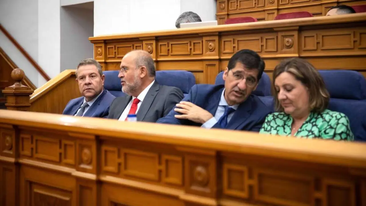 El presidente de Castilla-La Mancha, Emiliano García-Page, junto a los vicepresidentes y la consejera de Economía, Empresas y Empleo este viernes durante la segunda sesión del Debate del Estado de la Región que se ha celebrado en las Cortes regionales